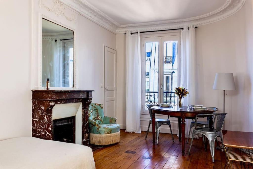 Charmant Appartement Au Coeur De Parigi Esterno foto